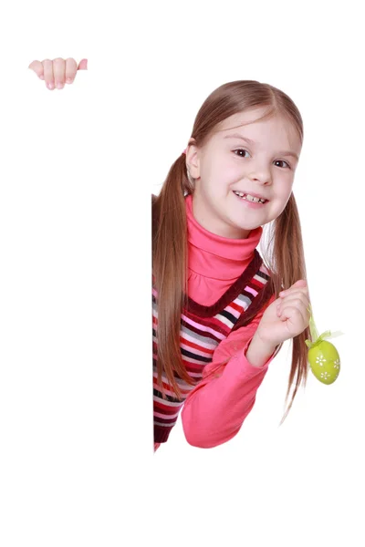 Kız holding Paskalya yortusu yumurta — Stok fotoğraf