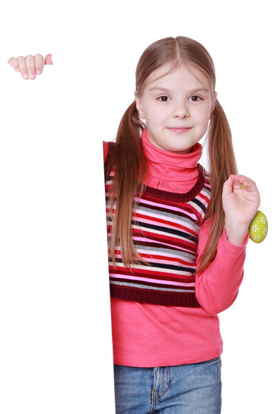 Девушка держит пасхальное яйцо
