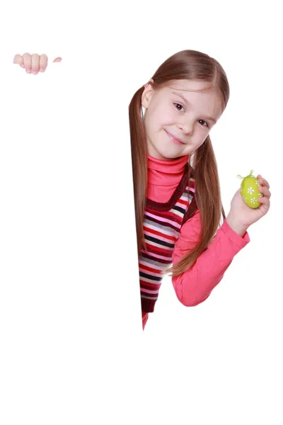 Menina segurando ovo de Páscoa — Fotografia de Stock