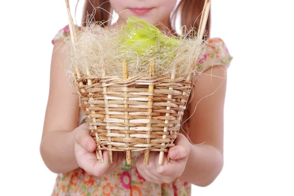 Bambina con in mano un cesto di uova di Pasqua — Foto Stock