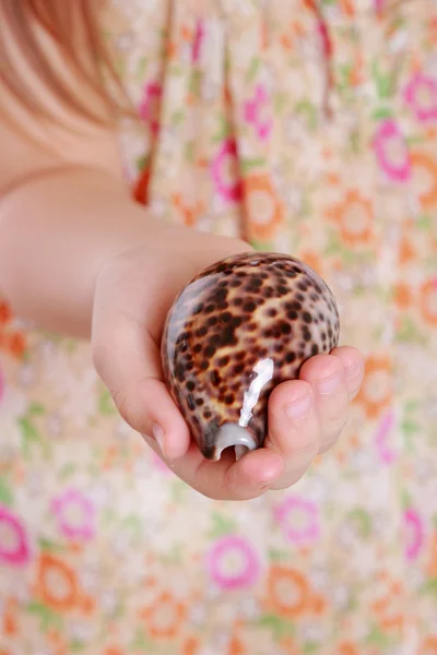 Meisje houden sea shell — Stockfoto