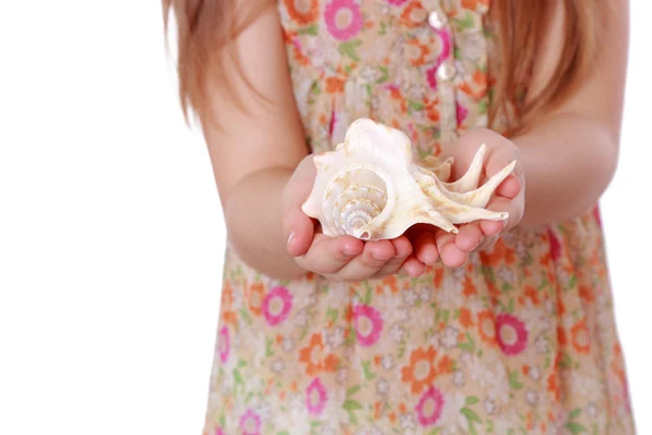 Little girl gazdaság tengerre shell a kezében — Stock Fotó