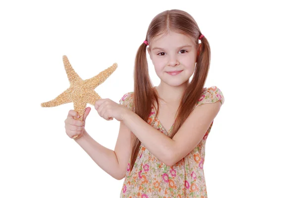 Meisje bedrijf starfish — Stockfoto