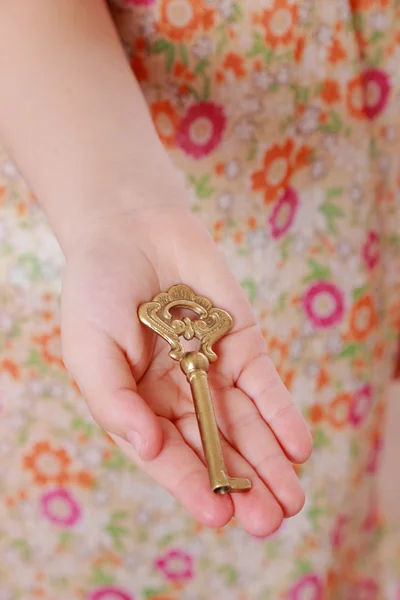 Menina segurando chave vintage — Fotografia de Stock