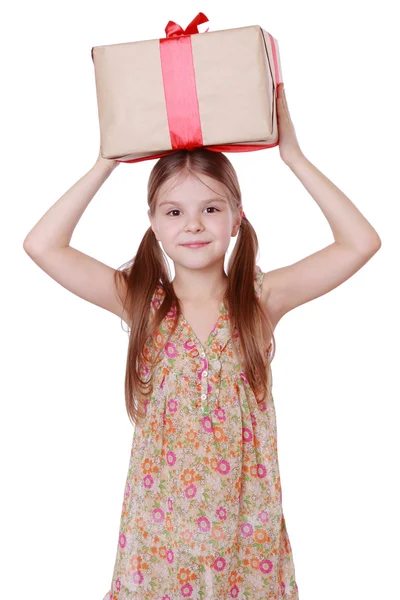 Menina segurando grande caixa de presente — Fotografia de Stock