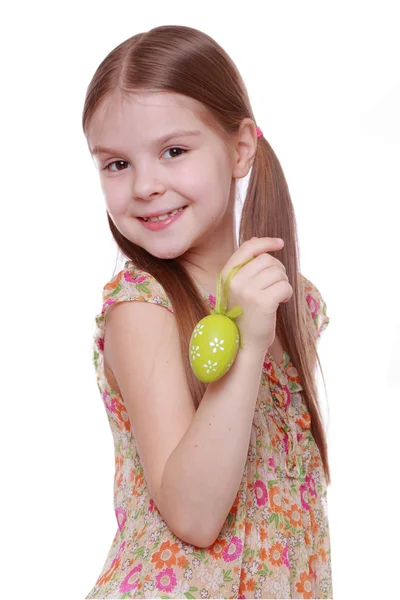 Menina segurando ovo de Páscoa — Fotografia de Stock