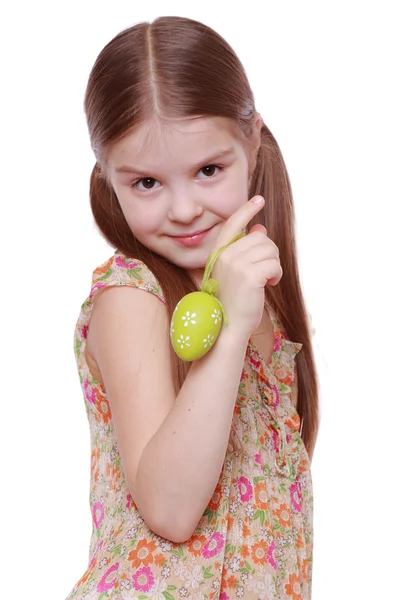 小女孩举行复活节彩蛋 — 图库照片