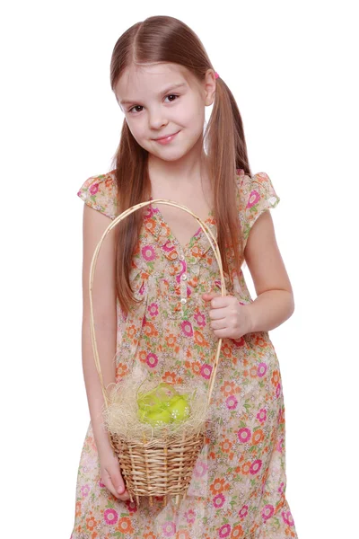 Flicka med påsk korg — Stockfoto