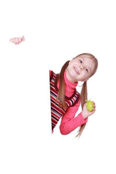 Menina segurando ovo de Páscoa — Fotografia de Stock