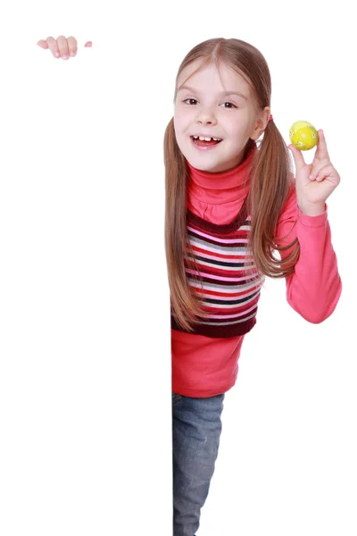 Niña sosteniendo huevo de Pascua — Foto de Stock