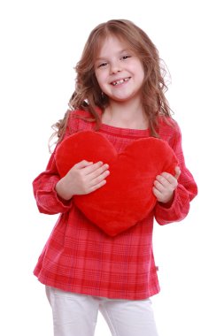 büyük parlak kırmızı kalpli kız