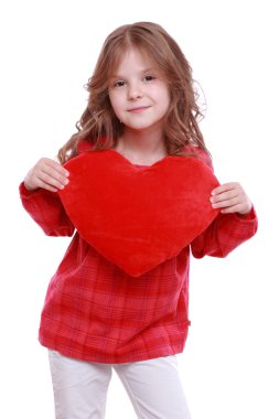 büyük parlak kırmızı kalpli kız