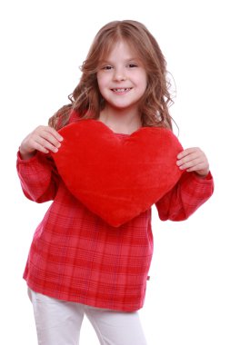 kırmızı bir kalp tutan kız