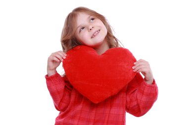 kırmızı bir kalp tutan kız
