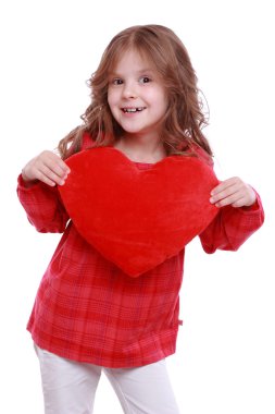 kırmızı bir kalp tutan kız