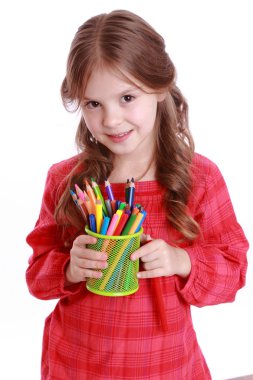 niña con lápices de colores
