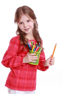 niña con lápices de colores