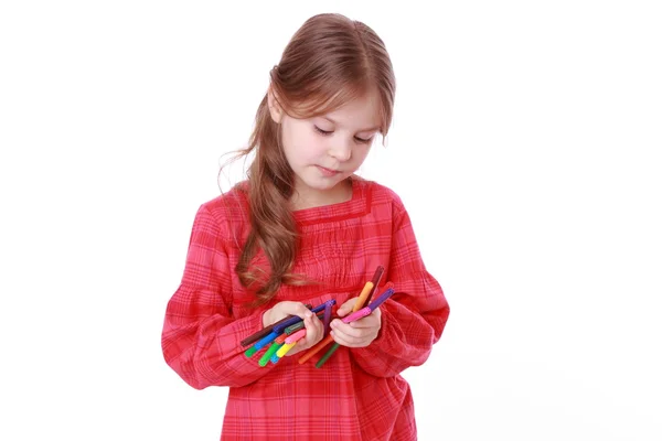 Menina segurando canetas coloridas de feltro — Fotografia de Stock