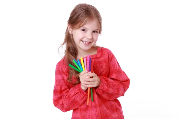 Маленькая девочка держит цветные ручки для войлока — стоковое фото