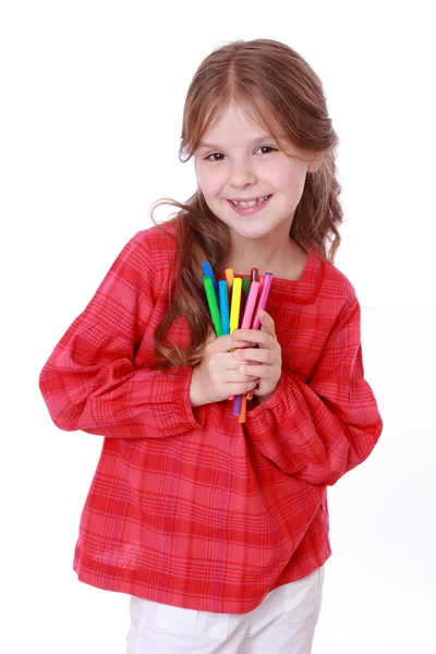 Menina segurando canetas coloridas de feltro — Fotografia de Stock