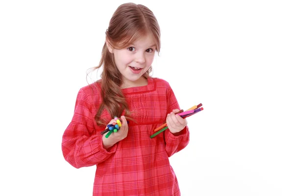 Маленькая девочка держит цветные ручки для войлока — стоковое фото
