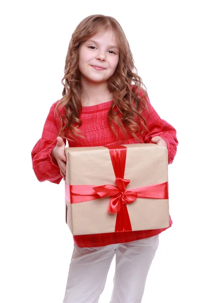 Menina segurando um presente — Fotografia de Stock