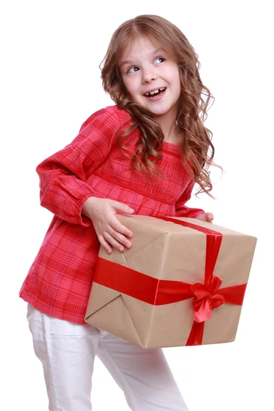 Liten flicka som håller en gåva — Stockfoto