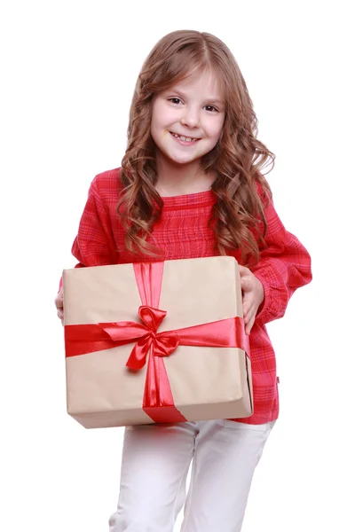 Bambina con in mano un regalo — Foto Stock