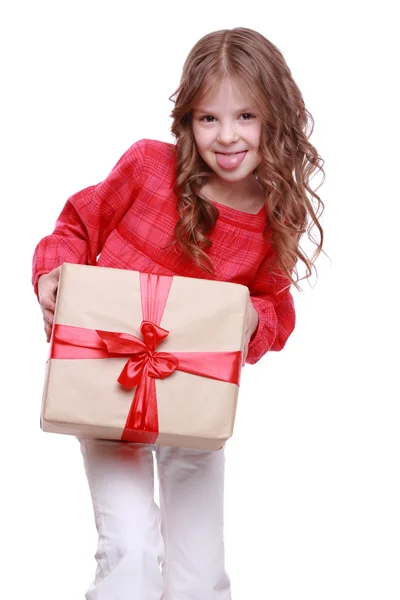 Liten flicka som håller en gåva — Stockfoto