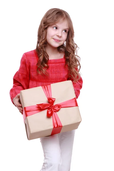 Bambina con in mano un regalo — Foto Stock