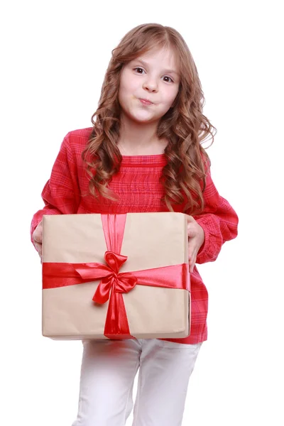 Menina segurando um presente — Fotografia de Stock