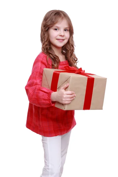 Petite fille tenant un cadeau — Photo