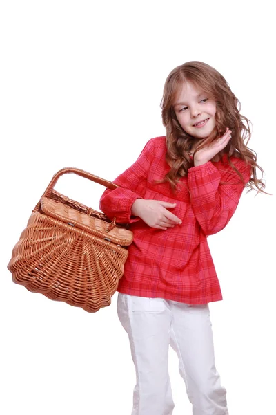 Lilla söta tjejen håller en picknickkorg — Stockfoto