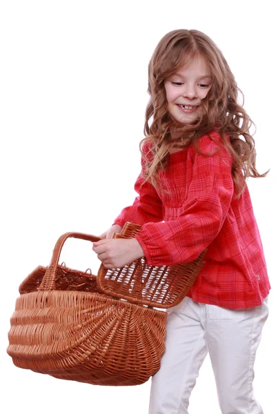 Menina bonito segurando uma cesta de piquenique — Fotografia de Stock
