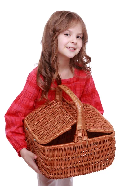 Lilla söta tjejen håller en picknickkorg — Stockfoto