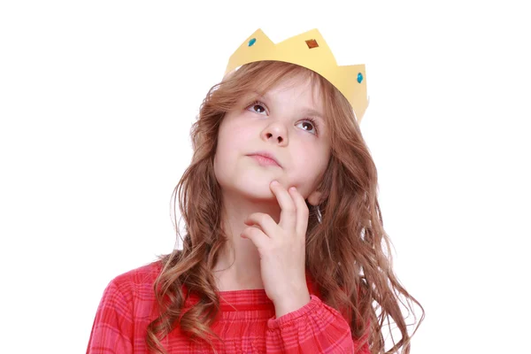Flicka med papper tiara — Stockfoto