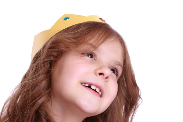 Маленькая девочка в бумажной короне — стоковое фото