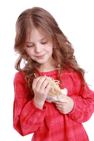 Menina segurando anjo boneca — Fotografia de Stock