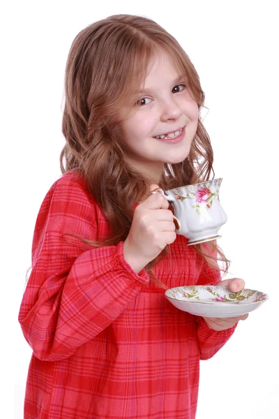 Petite fille avec une tasse de thé et sauce — Photo