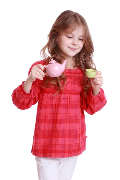 Chica jugando con té en miniaturadívka si hraje s miniaturní čaje — Stock fotografie
