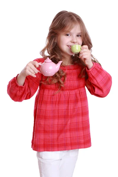 Chica jugando con el té en miniatura — Foto de Stock