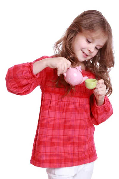 Menina brincando com chá em miniatura — Fotografia de Stock