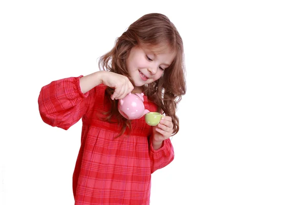 Mädchen spielt mit Kindergeschirr — Stockfoto
