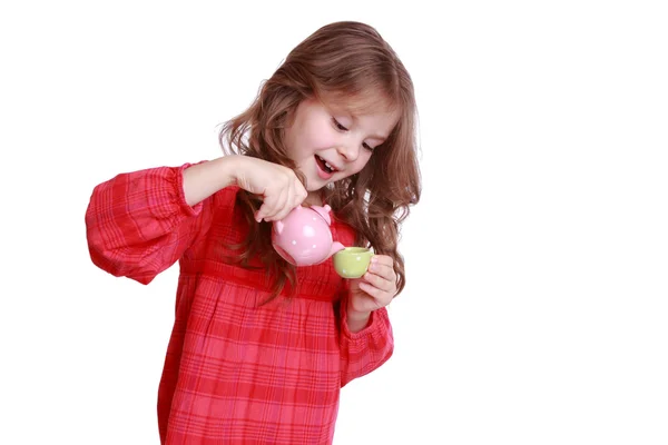 Mädchen spielt mit Miniatur-Tee — Stockfoto