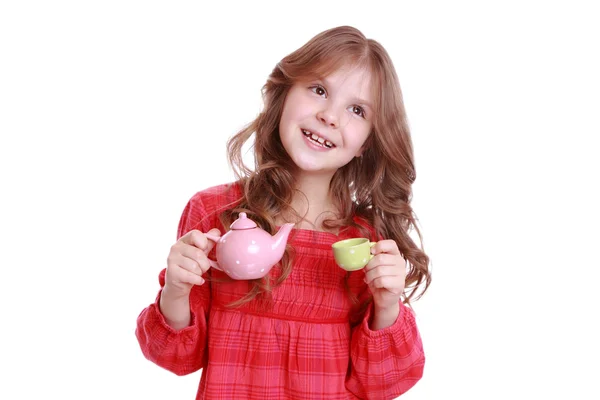 Chica jugando con té en miniaturadívka si hraje s miniaturní čaje — Stock fotografie