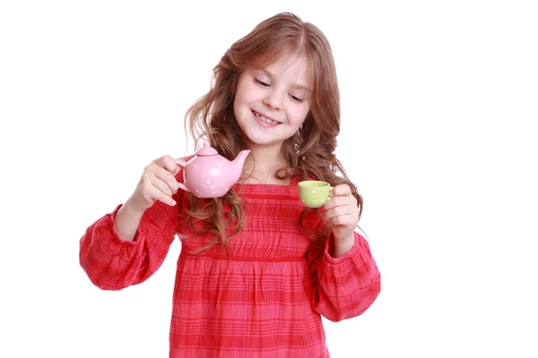 Dziewczyna bawi sie z miniatura herbaty — Zdjęcie stockowe