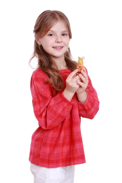 Flicka med bunny i hennes händer — Stockfoto