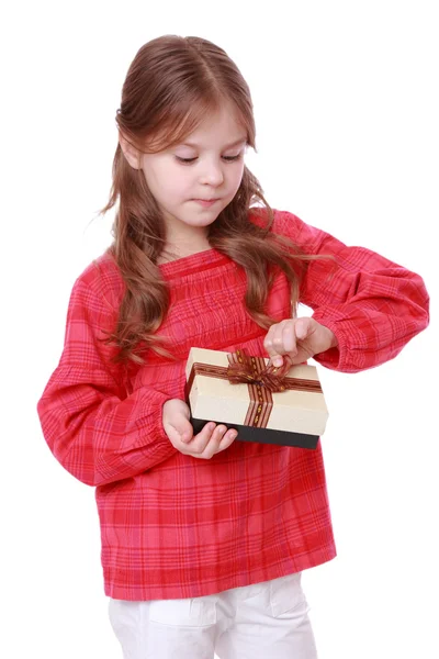 Sorrindo menina segurando presente — Fotografia de Stock