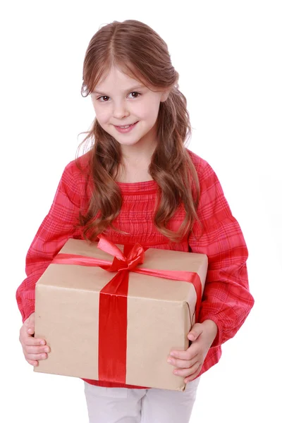 Sorrindo menina segurando presente — Fotografia de Stock