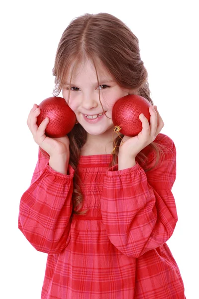 Dziewczynka gospodarstwa czerwone kulki ozdobne — Zdjęcie stockowe